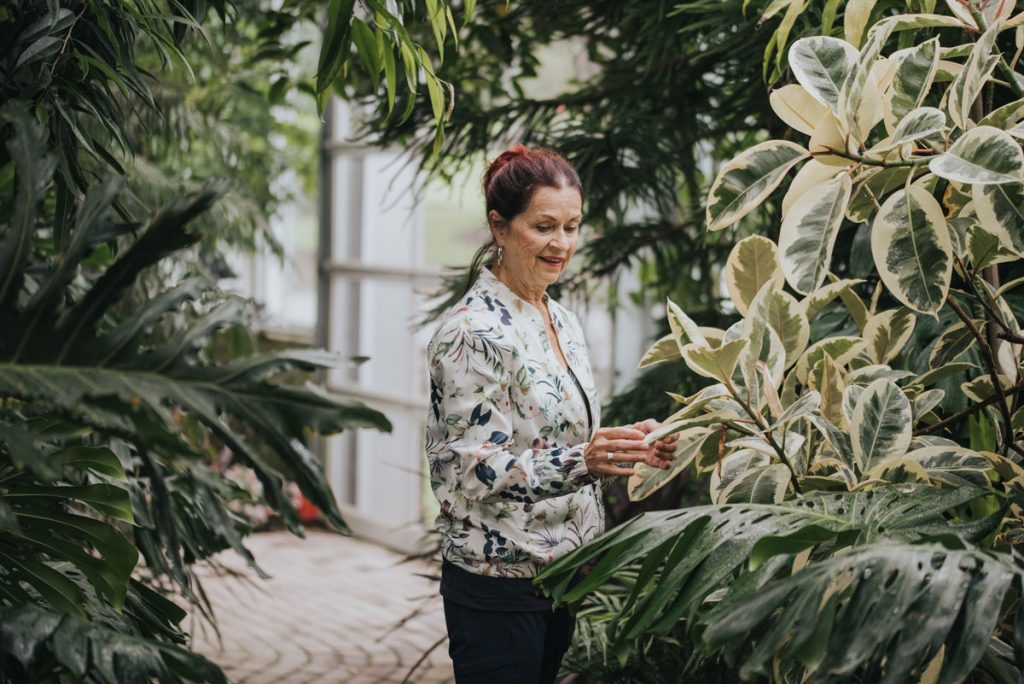 hummides femme qui visite le parc