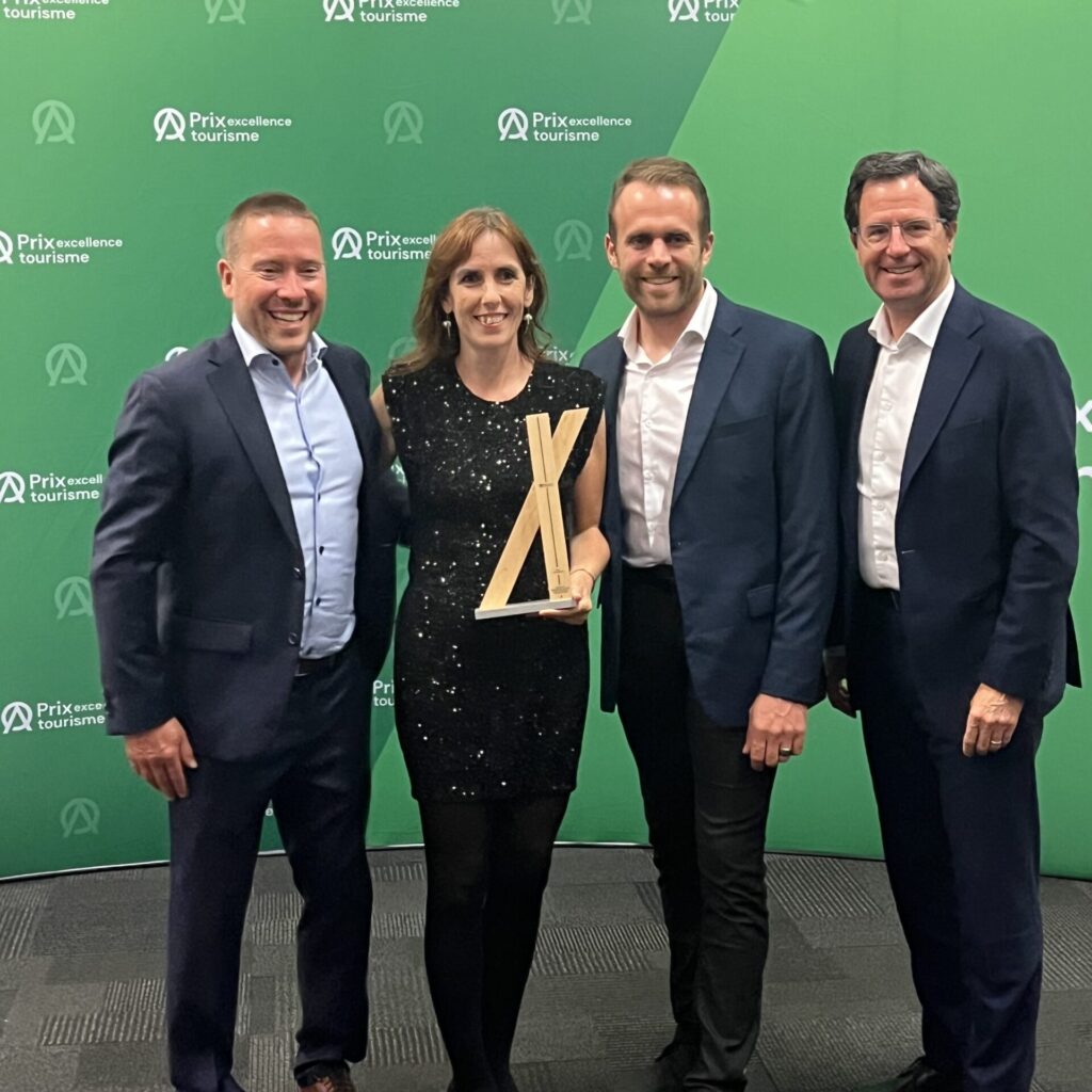 Representants du parc et presentateur du prix Les représentants du Parc Marie-Victorin et le présentateur du prix, hier soir lors de l’événement.
De gauche à droite : Thomas Deshaies, président du CA, Geneviève Destroismaisons, directrice générale du Parc Marie-Victorin, Guillaume Robin, coordonnateur des infrastructures, et Louis Aubuchon, directeur des investissements au Fonds de solidarité FTQ.